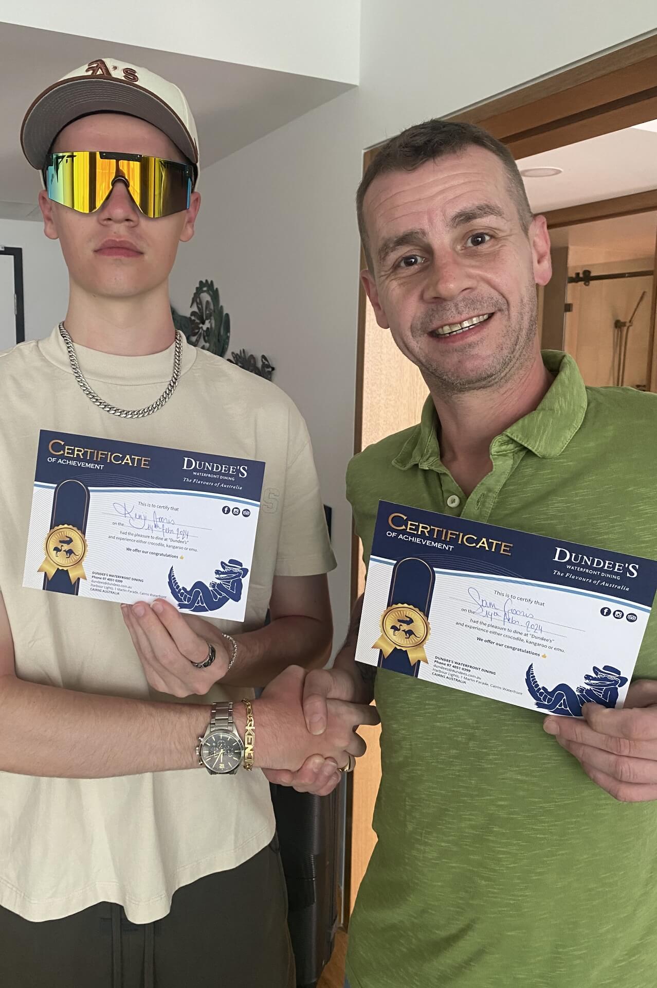 Kenji en Sam met hun certificaten